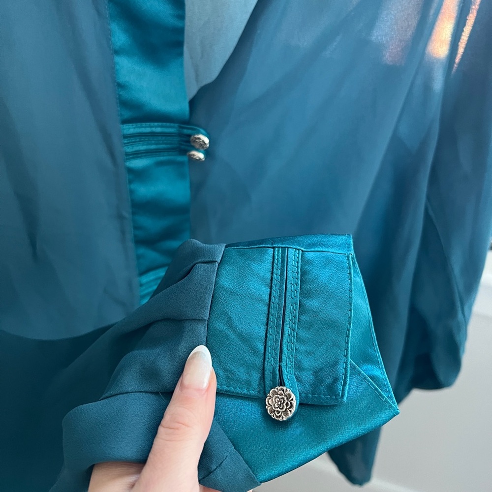 Vintage shirt with gorgeous details, excellent condition. Rich turquoise color - Picture 2 of 4